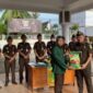Kajari Tanjung Jabung Barat Marcelo Bellah, SH, MH saat menyalurkan paket sembako ke pengurus panti asuhan di peringatan HUT Persaja ke-72, Senin (8/5/23). FOTO : Dok. Kejari 