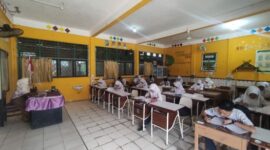 Siswa Siswi SMP Negeri 2 Kuala Tungkal saat mengikuti Ujian Sekolah. FOTO : Ist