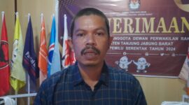 M. Taufik Komisioner KPU Tanjab Barat Divisi Teknis dan Penyelenggara.(FOTO : Eko)