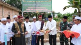 Wakil Bupati Tanjung Jabung Barat H. Hairan bersama Ustaz Abdul Somad dan unsur Forkopimda saat peresmian panti asuhan dan dhuafa Darul Mustaqim. (FOTO : Prokopim)