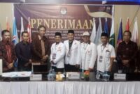 Ketua DPD PKS Najib Zamzami dan Pengurus foto bersama Ketua KPU Hairuddin dan Komisioner usai Pendaftaran, Jum'at (12/5/23). FOTO : Ist