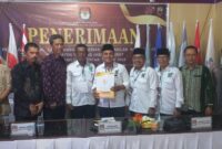 Ketua DPC PKB Tanjung Jabung Barat Muhammad Zaki didampingi Pengurus menerima berita acara serah terima Pengajuan Bacaleg dari Ketua KPU Hairuddin dan Komisioner, Sabtu (13/5/23). FOTO : Ist 
