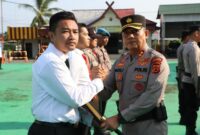 Kapolres Tanjung Jabung Barat AKBP Padli, SH, SIK, MH menyerahkan Piagam penghargaan kepada Person Polri berprestasi, Senin (22/5/23). FOTO : Humas Res Tjb
