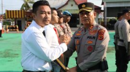 Kapolres Tanjung Jabung Barat AKBP Padli, SH, SIK, MH menyerahkan Piagam penghargaan kepada Person Polri berprestasi, Senin (22/5/23). FOTO : Humas Res Tjb