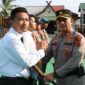 Kapolres Tanjung Jabung Barat AKBP Padli, SH, SIK, MH menyerahkan Piagam penghargaan kepada Person Polri berprestasi, Senin (22/5/23). FOTO : Humas Res Tjb