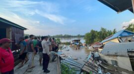 Sejumlah Rumah di RT 05 Kelurahan Senyerang ambruk ke Sungai setelah terbawa longsor, Kamis (25/5/23). FOTO : Dok. Polsek Pengabuan 