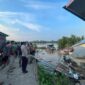 Sejumlah Rumah di RT 05 Kelurahan Senyerang ambruk ke Sungai setelah terbawa longsor, Kamis (25/5/23). FOTO : Dok. Polsek Pengabuan 
