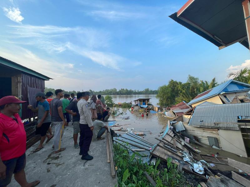 Sejumlah Rumah di RT 05 Kelurahan Senyerang ambruk ke Sungai setelah terbawa longsor, Kamis (25/5/23). FOTO : Dok. Polsek Pengabuan 