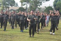 Danrem 042/Gapu, Brigjen TNI Supriono Saat Olahraga bersama di Mako Yonif R 142/KJ, Jumat (26/5/23). FOTO : PENREM