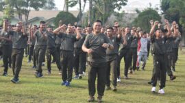 Danrem 042/Gapu, Brigjen TNI Supriono Saat Olahraga bersama di Mako Yonif R 142/KJ, Jumat (26/5/23). FOTO : PENREM