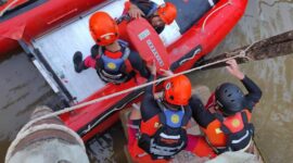 Tim SAT Lakukan Pencarian ABK Asal Myanmar di Perairan Tanjung Solok Tanjabtim. [FOTO : Basarnas]