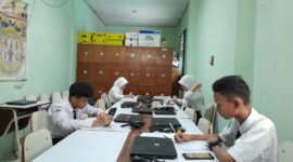 Siswa Siswi SMPN 2 Kuala Tungkal saat mengikuti OSN Matematika IPA dan IPS Tingkat Kabupaten secara online. FOTO : Ist