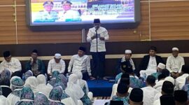 Bupati Tanjung Jabung Barat H. Anwar Sadat memberikan sambutan saat pelepasan 367 CJH di Rumah Jabatan Bupati, Sabtu (3/6/23). FOTO : Ist/mam