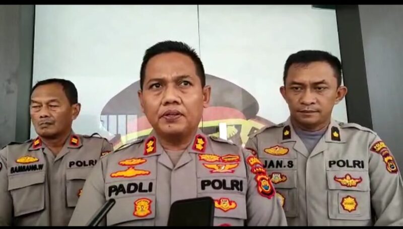Kapolres Tanjab Barat AKBP Padli didampingi Wakapolres Kompol Jan Manto Hasiholan dan Kasi Humas Humas Iptu Bambang Wijanarko. FOTO : Tangkapan Layar