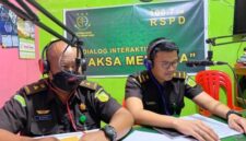 Dialog Interaktif Jaksa Menyapa melalui RSPD 100.7 FM, Kamis (8/6/23). FOTO : Dok. Kejari Tjb