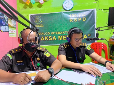 Dialog Interaktif Jaksa Menyapa melalui RSPD 100.7 FM, Kamis (8/6/23). FOTO : Dok. Kejari Tjb