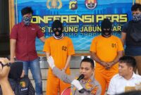 Kapolres Tanjung Jabung Barat AKBP Padli, SH, SIK, MH gelar barang bukti dan tersangka (02) kurir Narkotika yang diamankan saat konferensi pers, Kamis (8/6/23). FOTO : Hmsrestjb