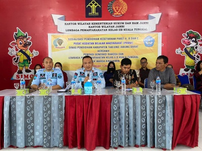 Kalapas Kuala Tungkal I Gusti Lanang ACP didampingi Ali Sodikin dan Pihak  Dikbud Tanjab Barat bersama Yayasan Pondasi Generasi Bangsa saat sosialisasi, Kamis (8/7/23). FOTO : Humas 