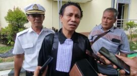 Didampingi agen Pelayaran Alwalit Muhammad Tim Kuasa Hukum DR Heri Firmansyah Yasin dari Firmansyah Yasin & Partners Law Firm Jakarta saat dijumpai Wartawan usai Sidang pembacaan putusan, Jum'at (9/6/23). FOTO : Ist 