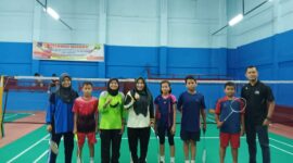 Siswa SMPN 2 dan Siswa SMP lainnya dalam Kabupaten Tanjab Barat  bersama Guru Pembina saat lomba Bulu Tangkis. FOTO : Ist 