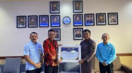Kajari Tanjab Barat Marcelo Bellah didampingi Kasi Datun menerima piagam penghargaan diserahkan oleh Kepala BPJS Ketenagakerjaan Cabang Jambi Syahrul didampingi Asdatun Kejati. FOTO : Dok Kejari Tjb