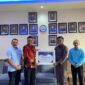 Kajari Tanjab Barat Marcelo Bellah didampingi Kasi Datun menerima piagam penghargaan diserahkan oleh Kepala BPJS Ketenagakerjaan Cabang Jambi Syahrul didampingi Asdatun Kejati. FOTO : Dok Kejari Tjb