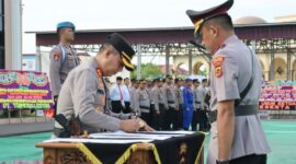 Kapolres Tanjung Jabung Barat AKBP Padli, SH, SIK, MH teken berita acara Sertijab Pejabat yang diambil sumpah, Kamis (15/6/23). FOTO : Humas 
