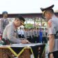 Kapolres Tanjung Jabung Barat AKBP Padli, SH, SIK, MH teken berita acara Sertijab Pejabat yang diambil sumpah, Kamis (15/6/23). FOTO : Humas 
