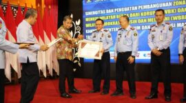 Kepala Kantor Imigrasi Kuala Tungkal Edy Firyan Terima Penghargaan. FOTO : Dok. Imigrasi Kuala Tungkal