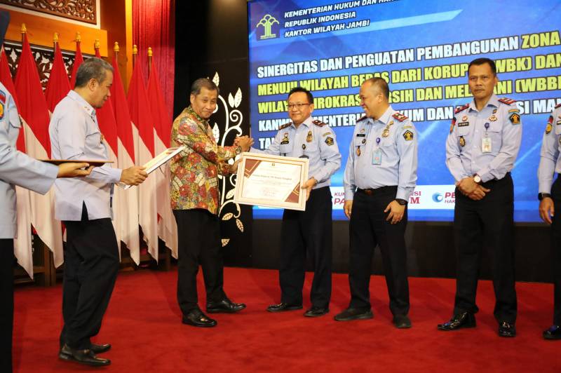 Kepala Kantor Imigrasi Kuala Tungkal Edy Firyan Terima Penghargaan. FOTO : Dok. Imigrasi Kuala Tungkal