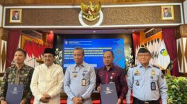 Kepala Kanwil Kemenkumham Jambi Tholib, Kakanim Kuala Tungkal Edy Firyan Foto bersama Bupati Anwar Sadat dan Kepala DPMPTSP serta Plt Kepala Dinas Dukcapil usia teken Perjanjian Kerjasama, Kamis (15/6/23). FOTO : Dok. Imigrasi 
