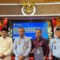 Kepala Kanwil Kemenkumham Jambi Tholib, Kakanim Kuala Tungkal Edy Firyan Foto bersama Bupati Anwar Sadat dan Kepala DPMPTSP serta Plt Kepala Dinas Dukcapil usia teken Perjanjian Kerjasama, Kamis (15/6/23). FOTO : Dok. Imigrasi 