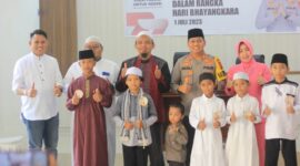 Kapolres Tanjab Barat AKBP Padli bersama Ketua Bhayangkari Ny Yayuk Padli dan Puteranya foto bersama Dewan Juri, Ketua Panitia dan para Juara I Hingga Harapan II Lomba Adzan Cilik, Minggu (18/6/23). FOTO : Hmsres Tjb 