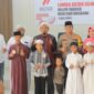 Kapolres Tanjab Barat AKBP Padli bersama Ketua Bhayangkari Ny Yayuk Padli dan Puteranya foto bersama Dewan Juri, Ketua Panitia dan para Juara I Hingga Harapan II Lomba Adzan Cilik, Minggu (18/6/23). FOTO : Hmsres Tjb 