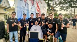 Barbershop Tungkal Community Foto bersama Syufrayogi Syaiful usai pangkas rambut di Cukur Amal bayar seikhlasnya, Minggu (18/6/23). FOTO : Dok BTC 