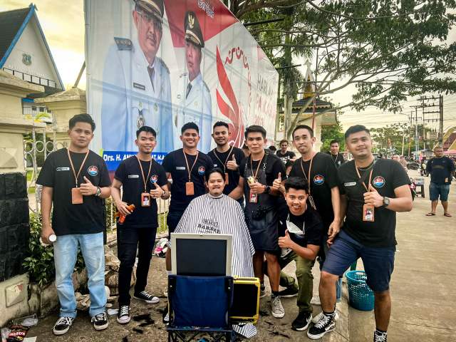 Barbershop Tungkal Community Foto bersama Syufrayogi Syaiful usai pangkas rambut di Cukur Amal bayar seikhlasnya, Minggu (18/6/23). FOTO : Dok BTC 