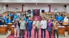 Wakil Ketua dan Anggota DPRD Tanjab Barat foto bersama Tim Pengabdian Masyarakat Fakultas Hukum dan LPPM Unja beserta undangan usai FGD, Selasa (20/6/23). FOTO : Humas 