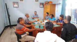 Proses Mediasi Perbaikan Kerusakan Halte Sungai Desa Kempas Jaya dengan Agen Pelayaran di Pelabuhan LLASDP Kuala Tungkal. FOTO : Dok Dishub Tjb