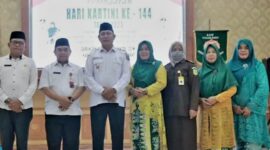 Wakil Bupati H Hairan, SH didampingi Asisten II dan Staf Ahli Bupati foto bersama Pengurus Organisasi Perempuan di Tanjab Barat, Jambi, Rabu (21/6/23). FOTO : Ist