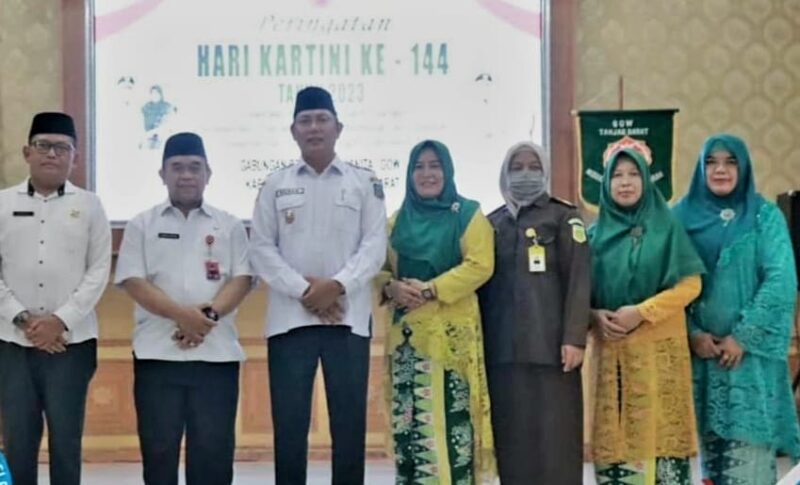Wakil Bupati H Hairan, SH didampingi Asisten II dan Staf Ahli Bupati foto bersama Pengurus Organisasi Perempuan di Tanjab Barat, Jambi, Rabu (21/6/23). FOTO : Ist