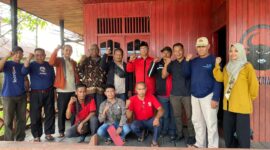 Wakil Ketua DPC PDI Perjuangan Tanjung Jabung Barat Jambi H M Effendi lepas keberangkatan Ketua PAC ke Jakarta, Kamis (22/6/23). FOTO : Ist 