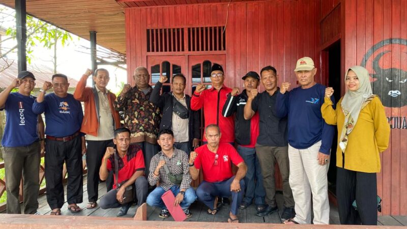Wakil Ketua DPC PDI Perjuangan Tanjung Jabung Barat Jambi H M Effendi lepas keberangkatan Ketua PAC ke Jakarta, Kamis (22/6/23). FOTO : Ist 