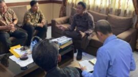 Kajari Tanjung Jabung Barat Marcelo Bellah, SH, MH memaparkan terkait permohonan bantuan hukum pembangunan sarana dan prasarana oleh Kelurahan kepada Para Lurah, Kamis (22/6/23). FOTO : Dok Kejari Tjb