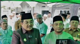 Bupati Tanjung Jabung Barat Drs H Anwar Sadat, M. Ag ditemui awak media usai peresmian Masjid Hj Masna. FOTO : Ist 