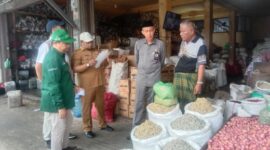 Sekda Tanjab Barat Ir H Agus Sanusi, M. Si Sidak Pasar Pantau Harga Komoditi Menjelang Idul Adha 1444 Hijriyah, Selasa (27/6/23). FOTO : Put/Ist 