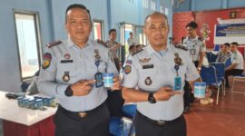 Kalapas Kuala Tungkal I Gusti Lanang ACP didampingi Kasi Binadik dan Giatja Ali Sodikin menunjukkan Sampel Urine usai di Tes, Rabu (28/6/23). FOTO : Humas 