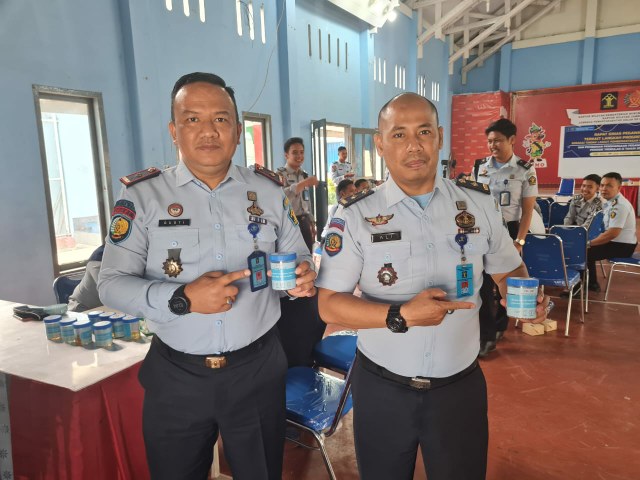 Kalapas Kuala Tungkal I Gusti Lanang ACP didampingi Kasi Binadik dan Giatja Ali Sodikin menunjukkan Sampel Urine usai di Tes, Rabu (28/6/23). FOTO : Humas 