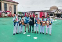 Senpai Dessy Amalia dan Senpai Eria Atmanda bersama para Atlet usai menerima Tropi hasil mengikuti Festival Karate Piala Kapolres Tanjab Barat Hari Bhayangkara ke-77, Sabtu (1/7/23). FOTO : Ist 
