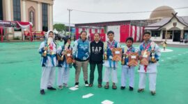Senpai Dessy Amalia dan Senpai Eria Atmanda bersama para Atlet usai menerima Tropi hasil mengikuti Festival Karate Piala Kapolres Tanjab Barat Hari Bhayangkara ke-77, Sabtu (1/7/23). FOTO : Ist 