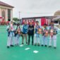 Senpai Dessy Amalia dan Senpai Eria Atmanda bersama para Atlet usai menerima Tropi hasil mengikuti Festival Karate Piala Kapolres Tanjab Barat Hari Bhayangkara ke-77, Sabtu (1/7/23). FOTO : Ist 